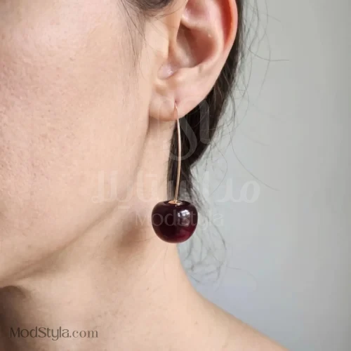 نمای نزدیک گوشواره آویز گیلاسی زرشکی و طلایی