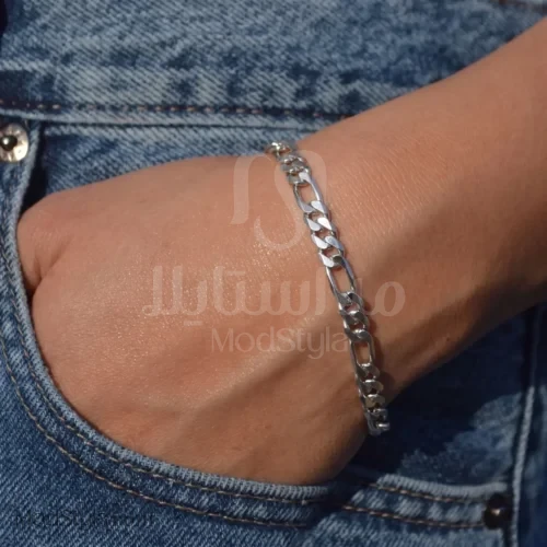 دستبند زنجیر فیگارو نقره‌ای روی مچ دست