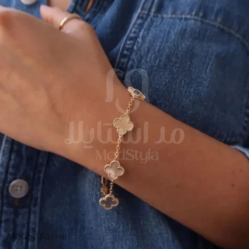 دستبند طرح ونکلیف پنج گل طلایی روی مچ دست