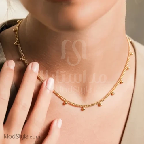 نمای گردنبند ژوپینگ گوی‌آویز طلایی روی گردن مدل