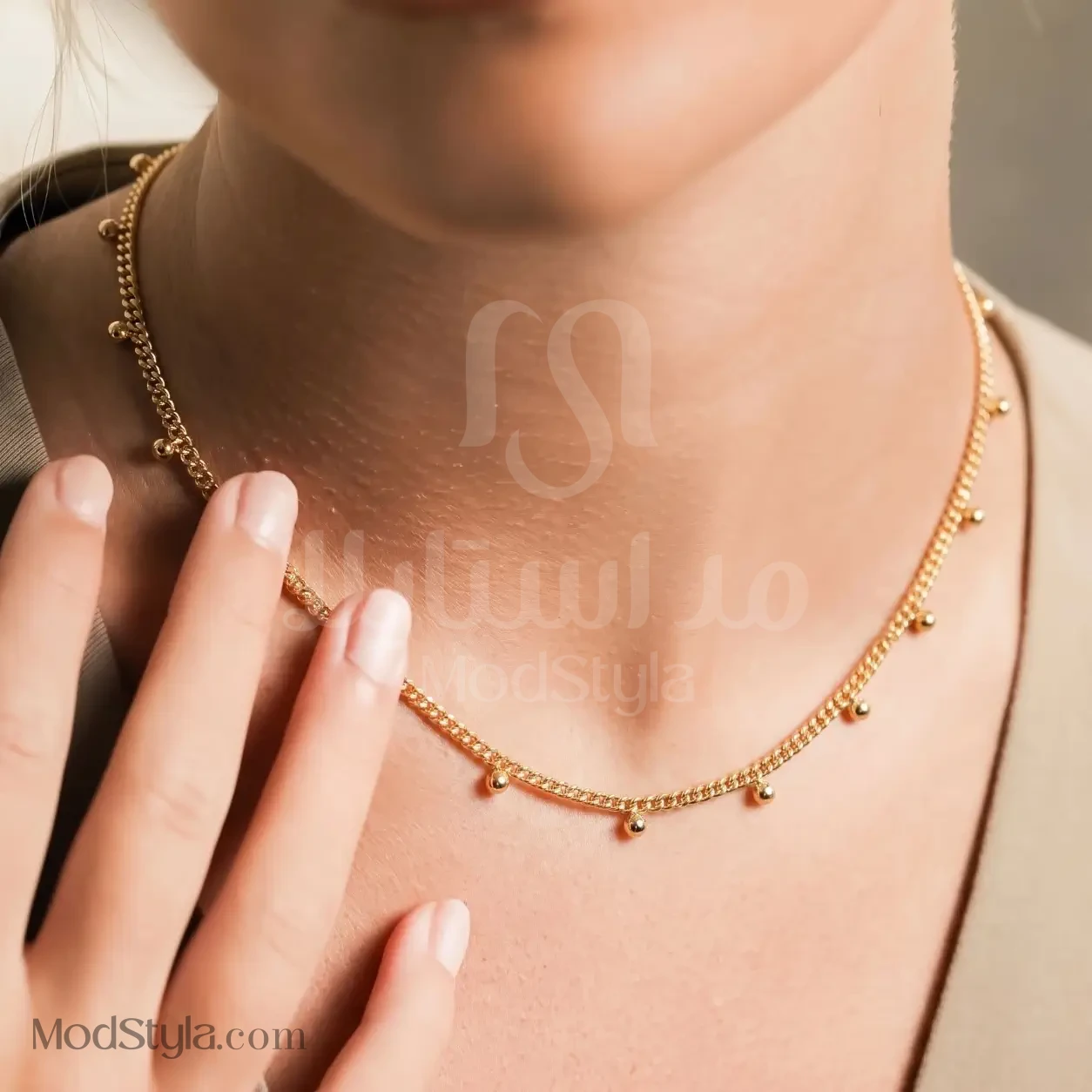 نمای گردنبند ژوپینگ گوی‌آویز طلایی روی گردن مدل