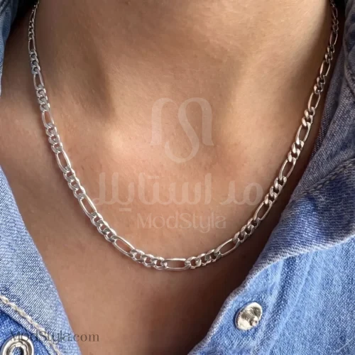 نمای گردنبند زنانه فیگارو تخت نقره‌ای روی گردن