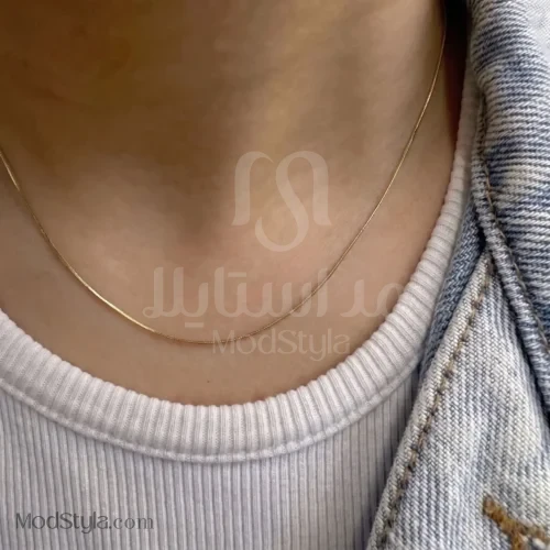نمای گردنبند ماری ظریف طلایی روی گردن مدل
