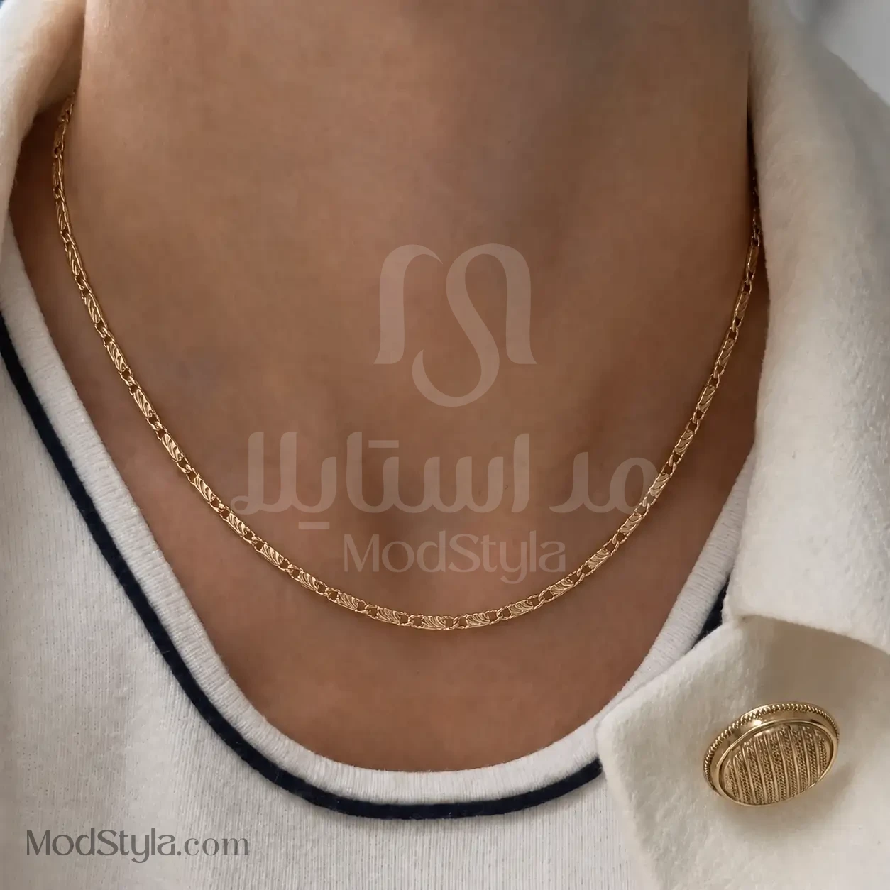گردنبند زنانه طرح ولنتینو طلایی روی گردن مدل