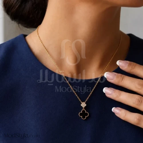نمای گردنبند زنانه طرح ونکلیف مشکی روی گردن