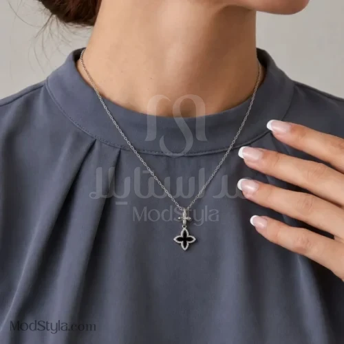 نمای نزدیک آویز دو گل مشکی و نگین‌دار گردنبند زنانه نقره‌ای