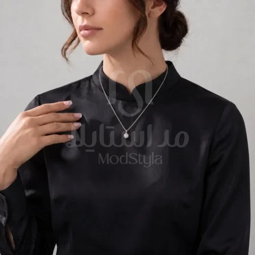 استایل گردنبند آویز نگین‌دار نقره‌ای روی گردن مدل