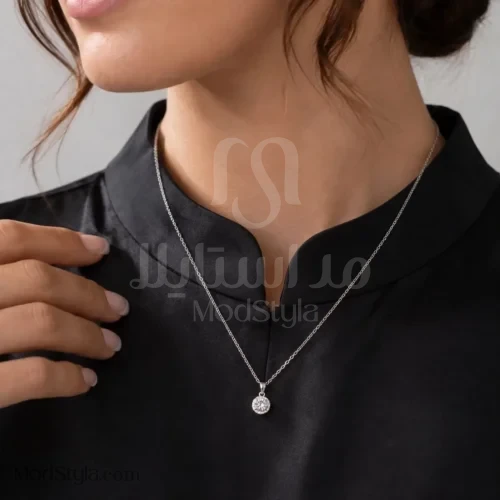 گردنبند زنانه تک نگین گرد نقره‌ای روی گردن مدل