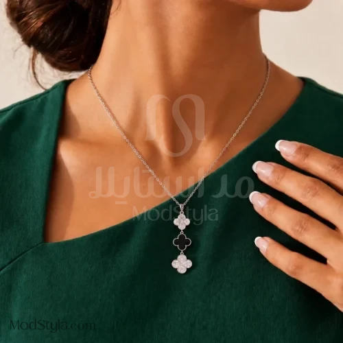 گردنبند سه گل طرح ونکلیف نقره‌ای روی گردن مدل