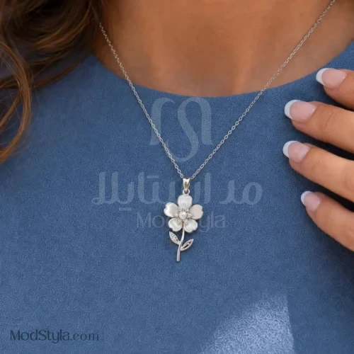گردنبند گل و برگ نگین‌دار نقره‌ای روی گردن
