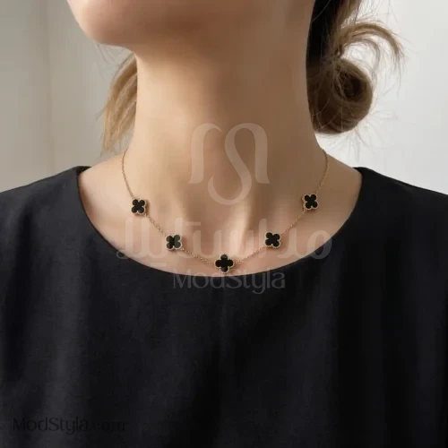 گردنبند ونکلیف پنج‌گل مشکی طلایی روی لباس مشکی