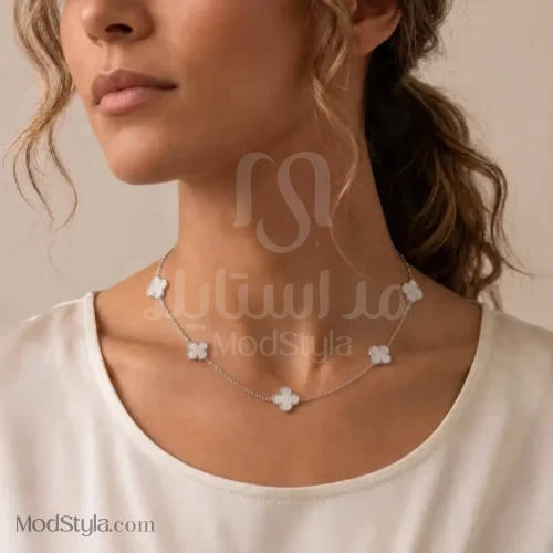 گردنبند زنانه استیل طرح ونکلیف پنج‌گل سفید نقره‌ای روی گردن مدل