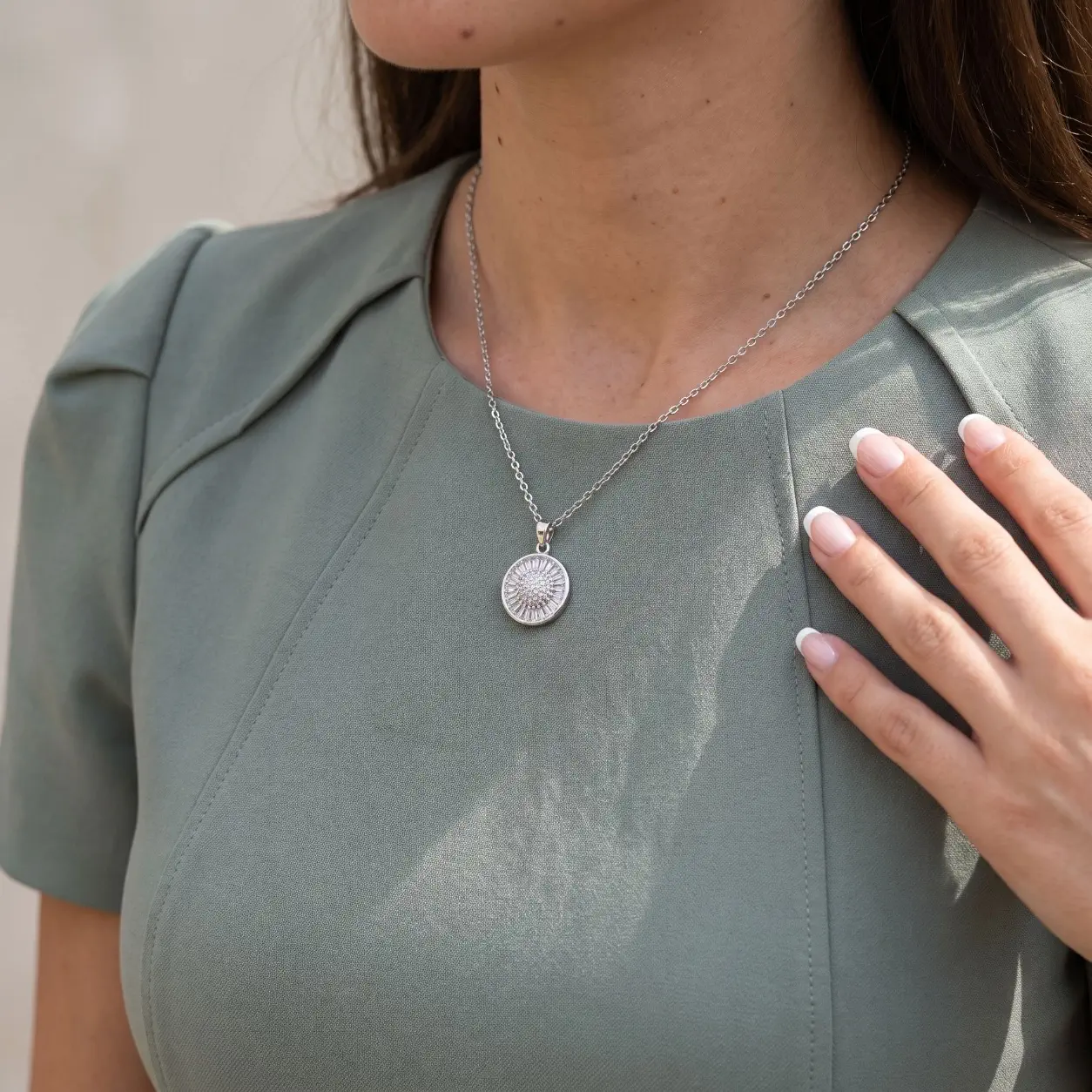 استایل گردنبند خورشیدی نقره‌ای زنانه