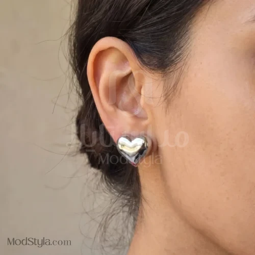 نمای نزدیک گوشواره قلب برجسته و براق نقره‌ای