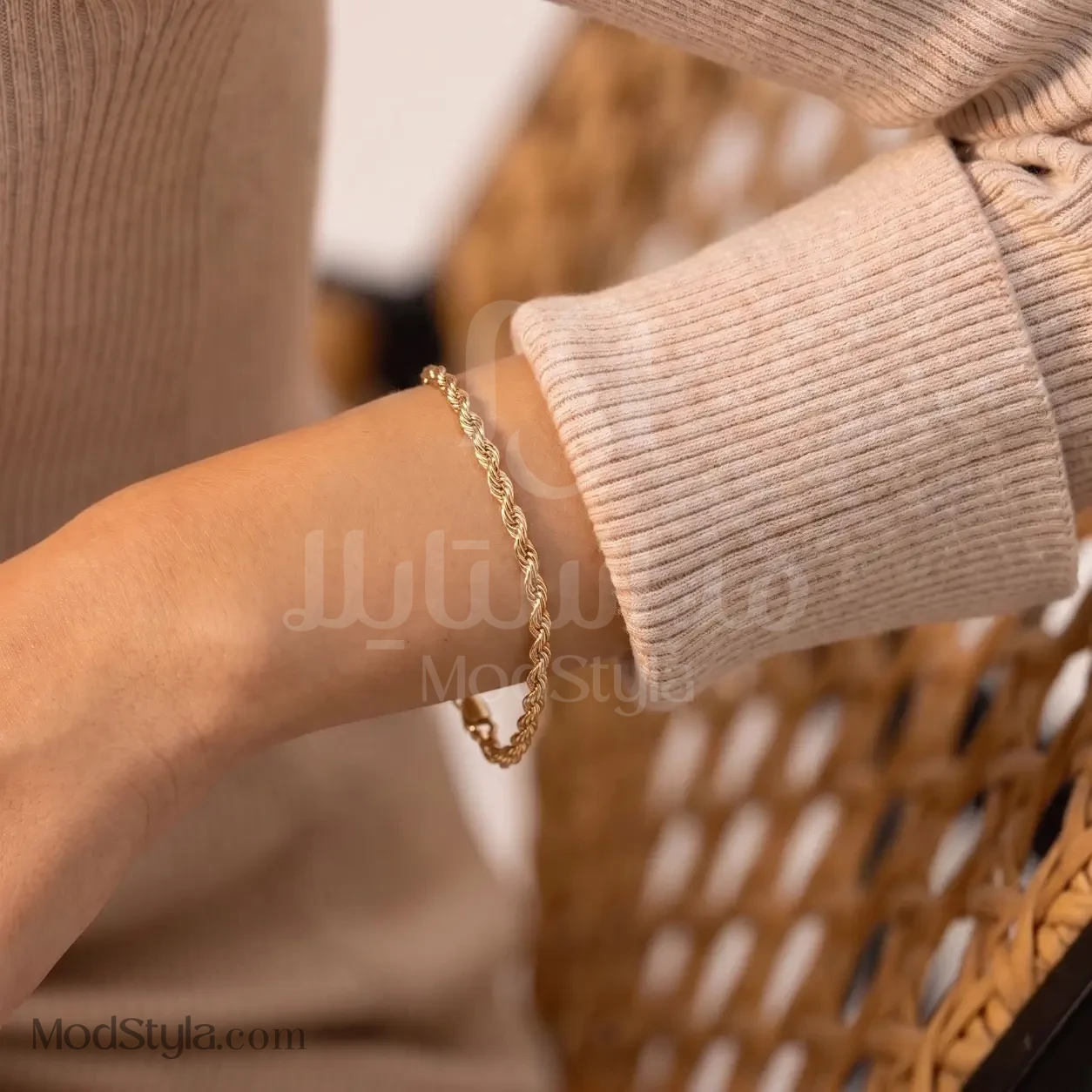دستبند زنانه ژوپینگ زنجیری طرح طنابی طلایی روی مچ