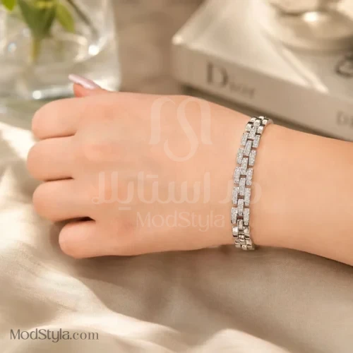 دستبند زنانه طرح رولکس نقره‌ای روی مچ مدل