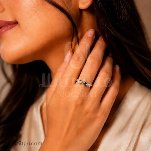 انگشتر زنانه ژوپینگ طرح موج نقره‌ای روی دست مدل