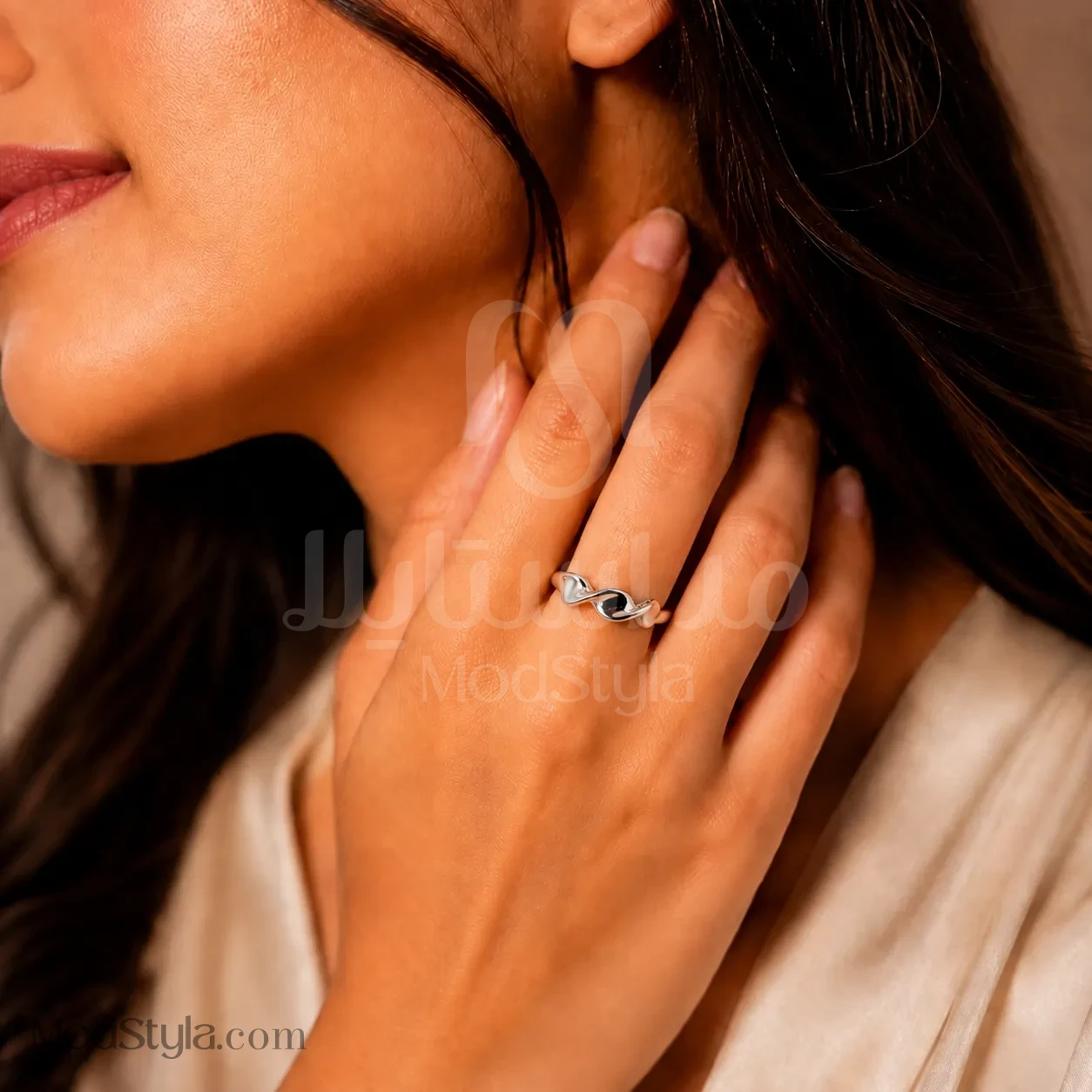 انگشتر زنانه ژوپینگ طرح موج نقرهای روی دست مدل