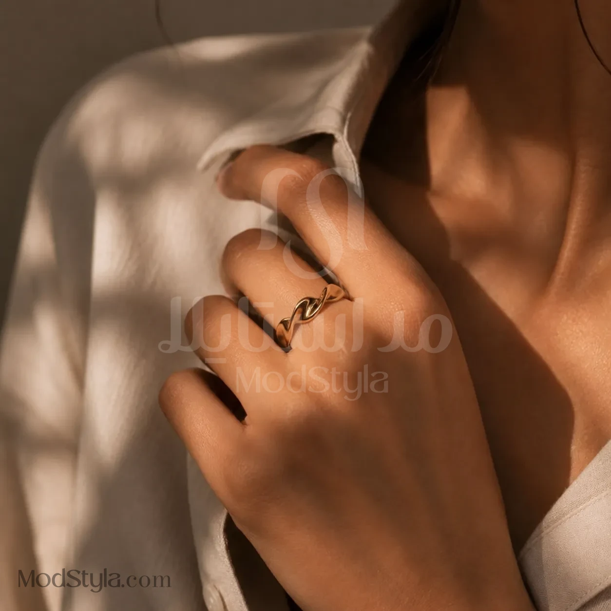 انگشتر زنانه ژوپینگ طرح موج طلایی روی دست مدل