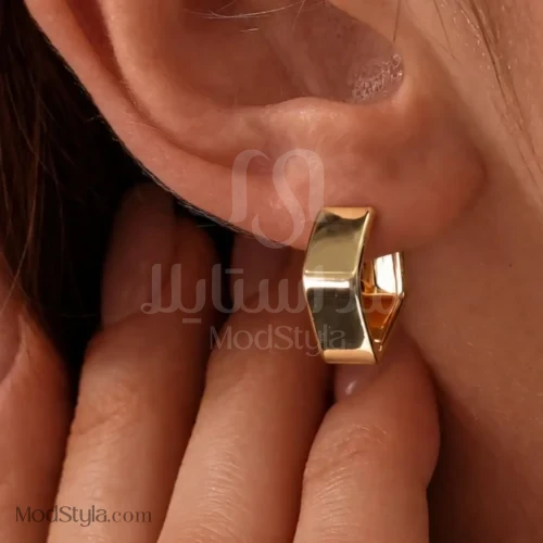 نمای گوشواره ژوپینگ مربعی پهن طلایی روی گوش