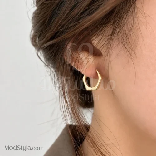 گوشواره زنانه ژوپینگ حلقه‌ای پنج‌ضلعی پهن طلایی روی گوش