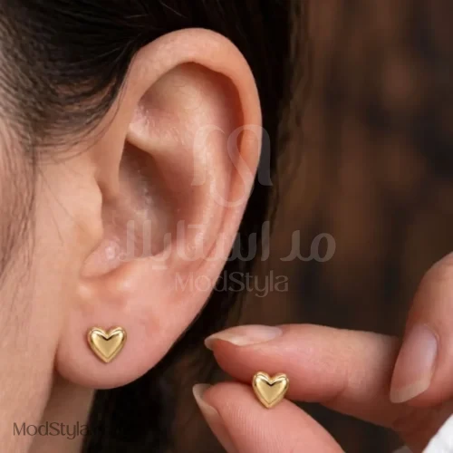 گوشواره میخی قلبی طلایی ۷ میلی‌متری روی گوش