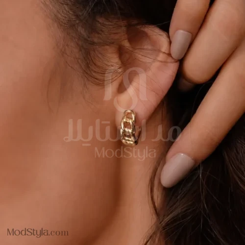 گوشواره حلقه‌ای زنجیری طلایی روی گوش مدل