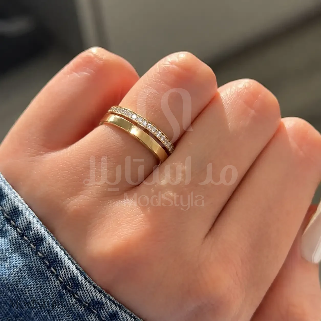 انگشتر زنانه ژوپینگ دو لاین نگین‌دار طلایی روی دست مدل